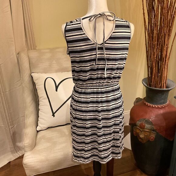 NWT Ann Taylor Loft Rayon Dress 🖤 - Picture 2 of 6